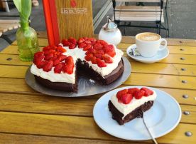 Veganer Brownie-Erdbeer-Kuchen